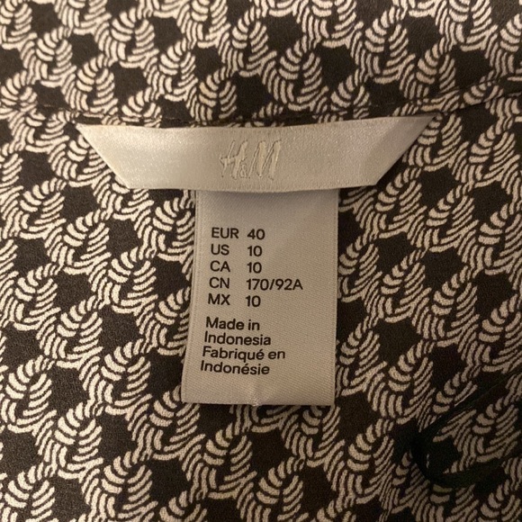 H & M V-Neck Sleeveless Dress - Picture 6 of 6